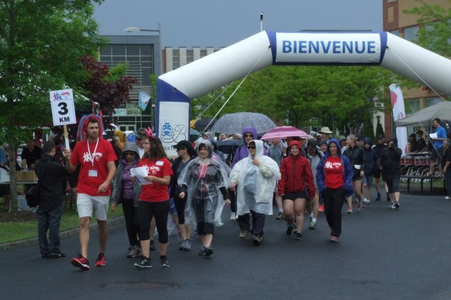Près de 500 participants marchent avec les professionnels de la santé