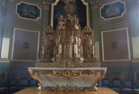 La restauration du maître-autel de l’église Sainte-Famille est terminée