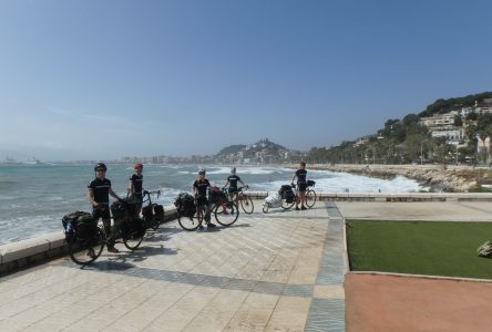 Cinq amis cyclistes entreprennent un périple à vélo de 10 000 km en Europe