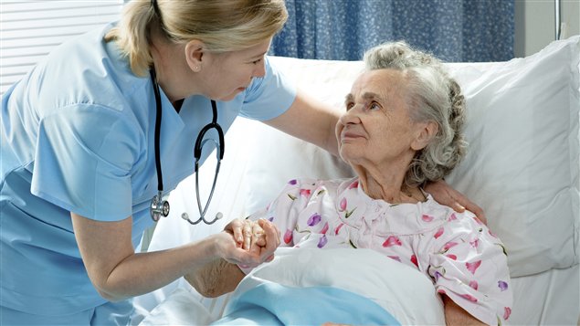 2000 infirmières praticiennes spécialisées d’ici 2024-2025 pour donner des soins de santé