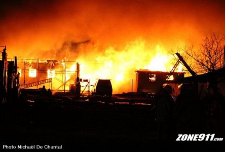 Incendie majeur dans des serres à Verchères