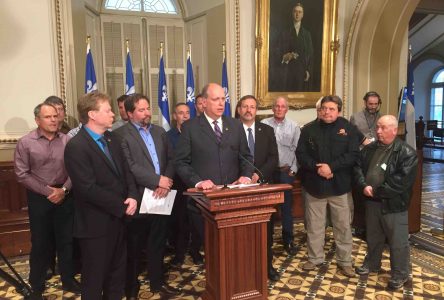 Dépôt de deux pétitions visant à assurer la survie de la pêche blanche au Québec