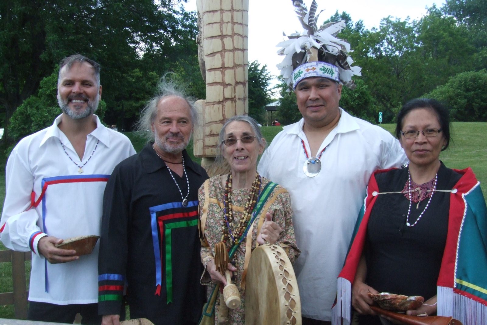 La Ville de Boucherville reçoit un mât totémique autochtone de quatre nations amérindiennes