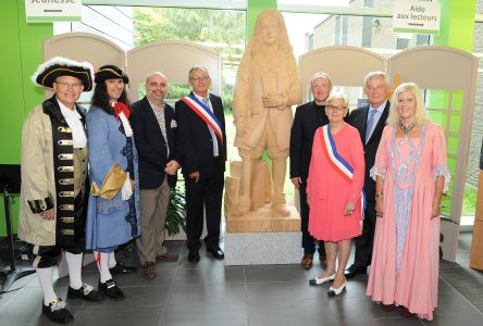 La Ville de Mortagne-au-Perche remet une sculpture en bois de Pierre Boucher