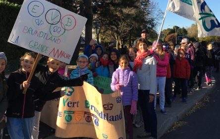 Élèves, parents et enseignants participent ensemble à la grande marche Brundtland à l’école De La Broquerie