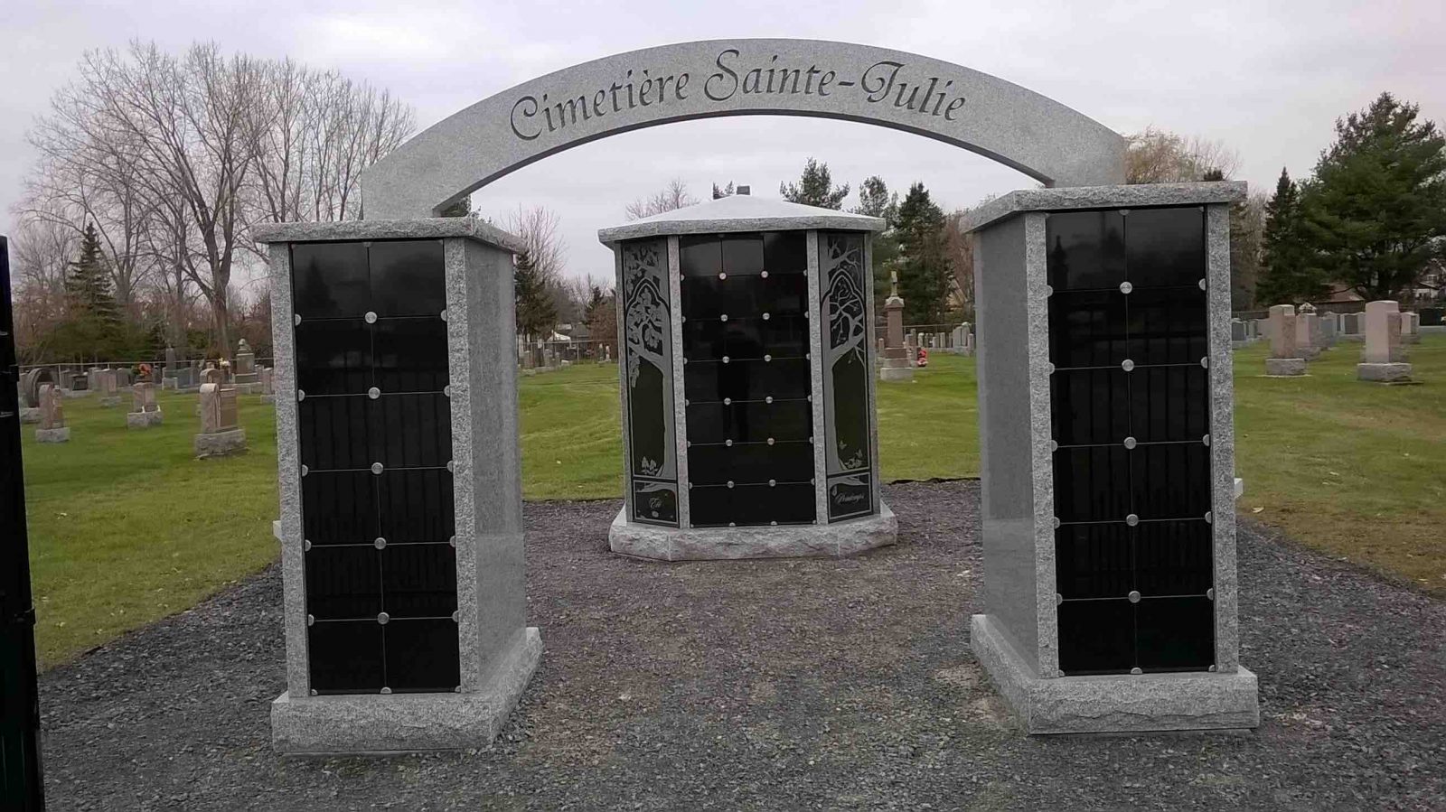 Le cimetière de la paroisse Sainte-Julie s’enrichit d’un jardin de columbarium
