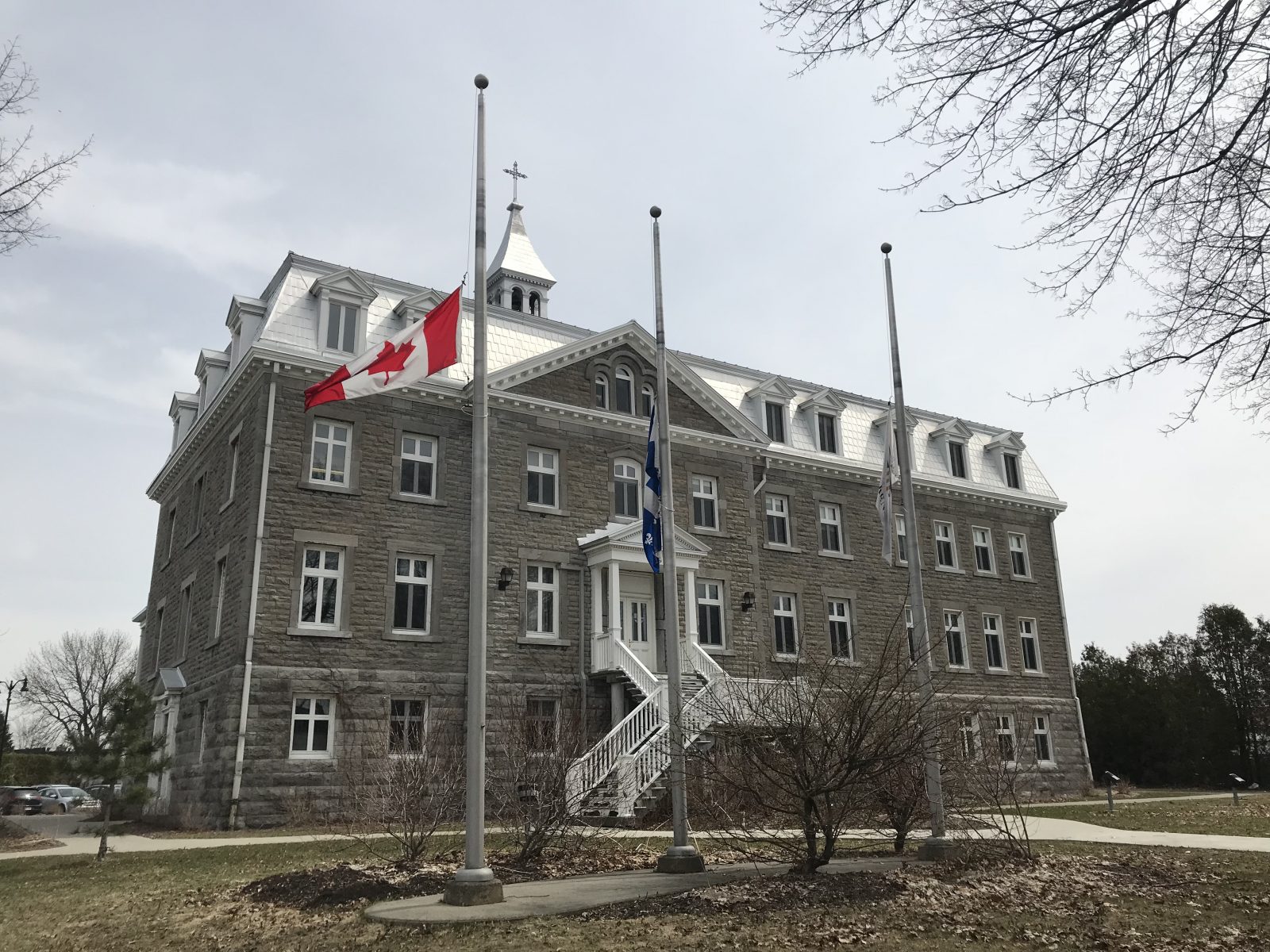 Toronto : drapeaux en berne à l’hôtel de ville de Varennes