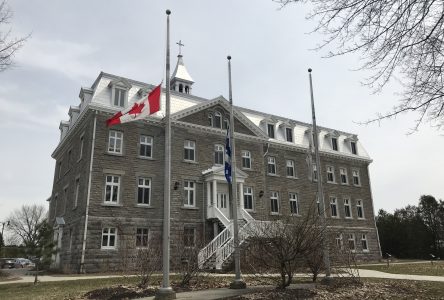 Toronto : drapeaux en berne à l’hôtel de ville de Varennes