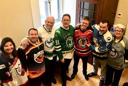 Les parlementaires de l’Assemblée nationale enfilent un chandail de hockey en l’honneur des Broncos