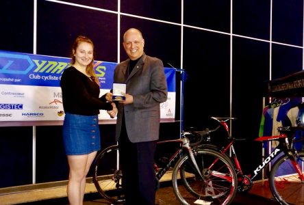 Stéphane Bergeron décerne la médaille de l’Assemblée nationale à la championne cycliste Laurie Jussaume