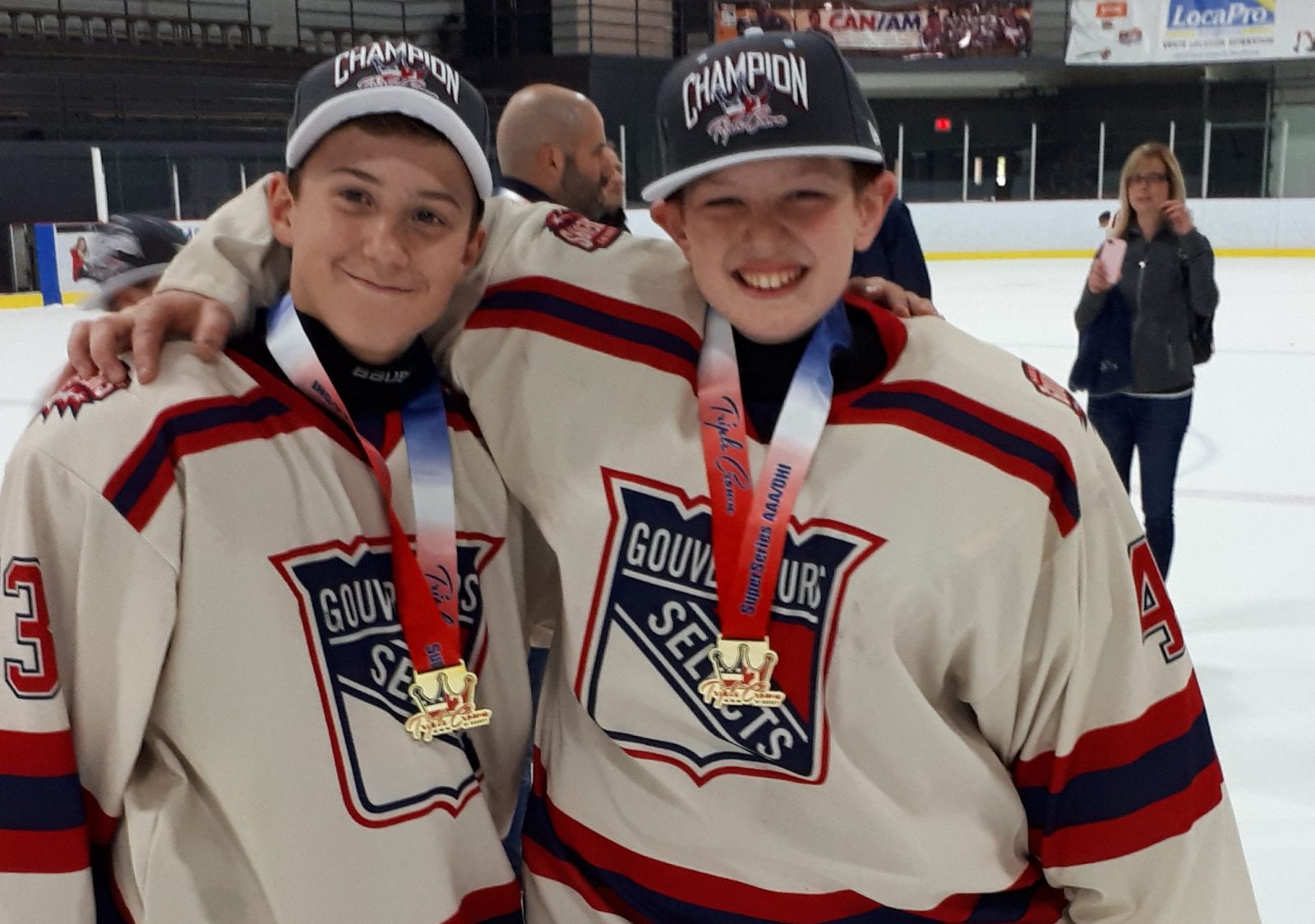 Des hockeyeurs du Noir et Or champions du Triple Crown Montréal