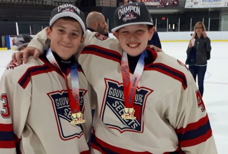 Des hockeyeurs du Noir et Or champions du Triple Crown Montréal