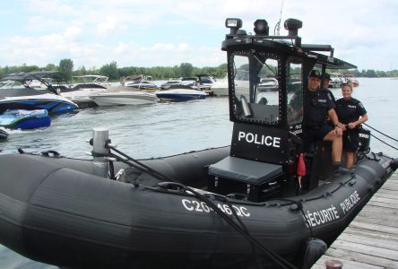 Les policiers patrouillent aussi sur le fleuve