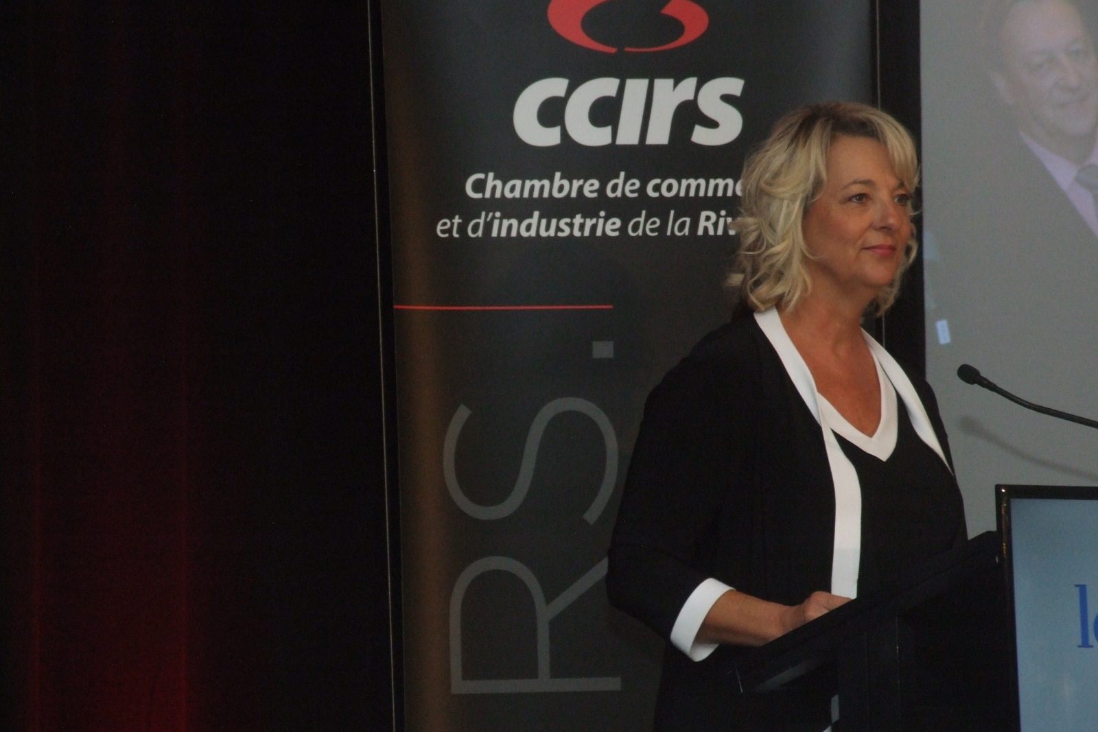 La mairesse Sylvie Parent rappelle aux politiciens en campagne électorale les besoins de Longueuil