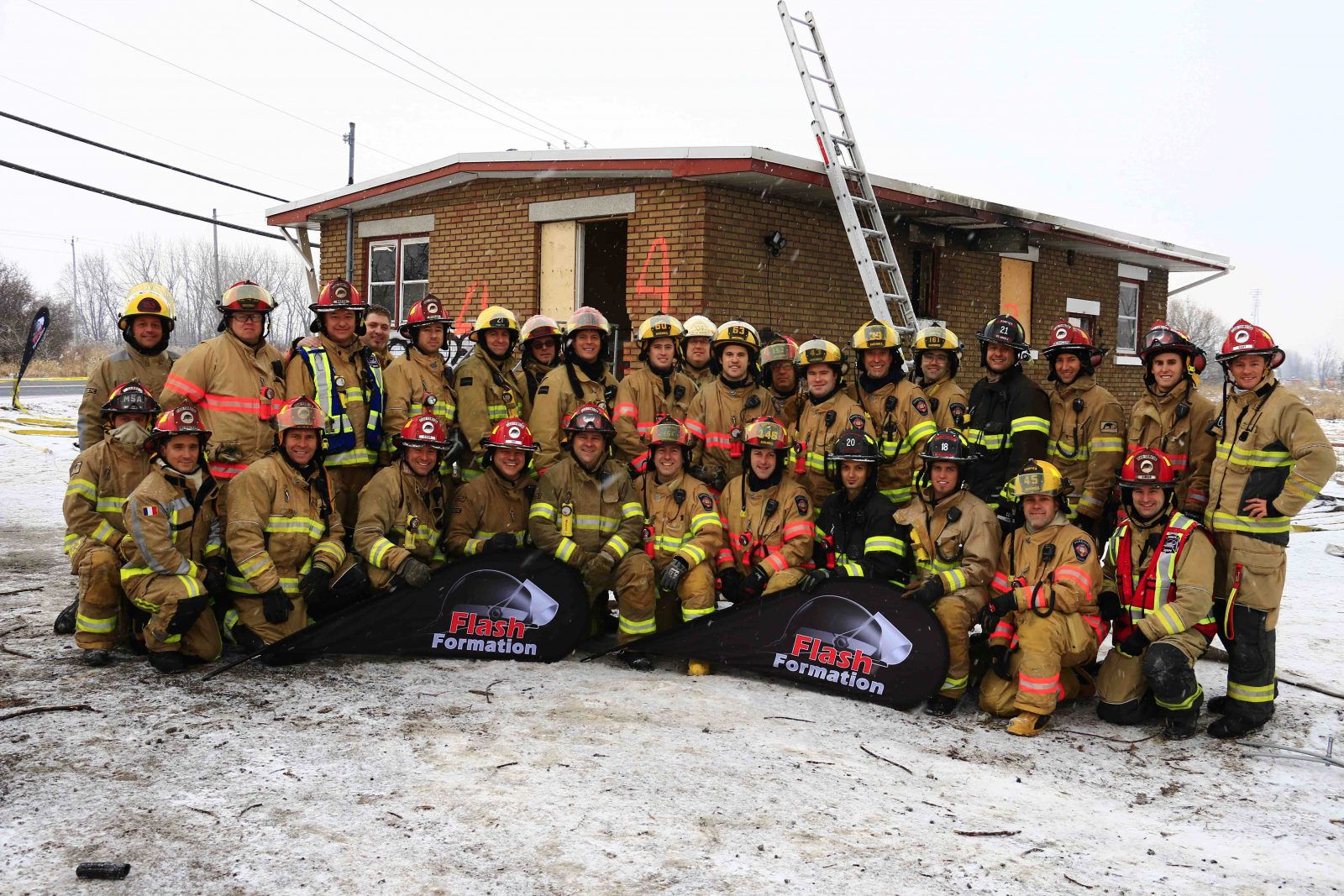 Les pompiers ont participé à un atelier unique de perfectionnement lors de mises de feu contrôlées de bâtiments