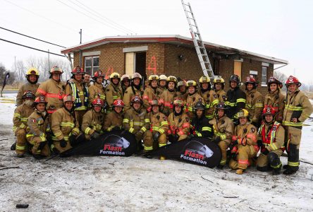 Les pompiers ont participé à un atelier unique de perfectionnement lors de mises de feu contrôlées de bâtiments