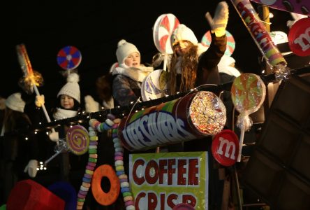 Une foule record prend part à la 21e édition du défilé de Noël à Sainte-Julie