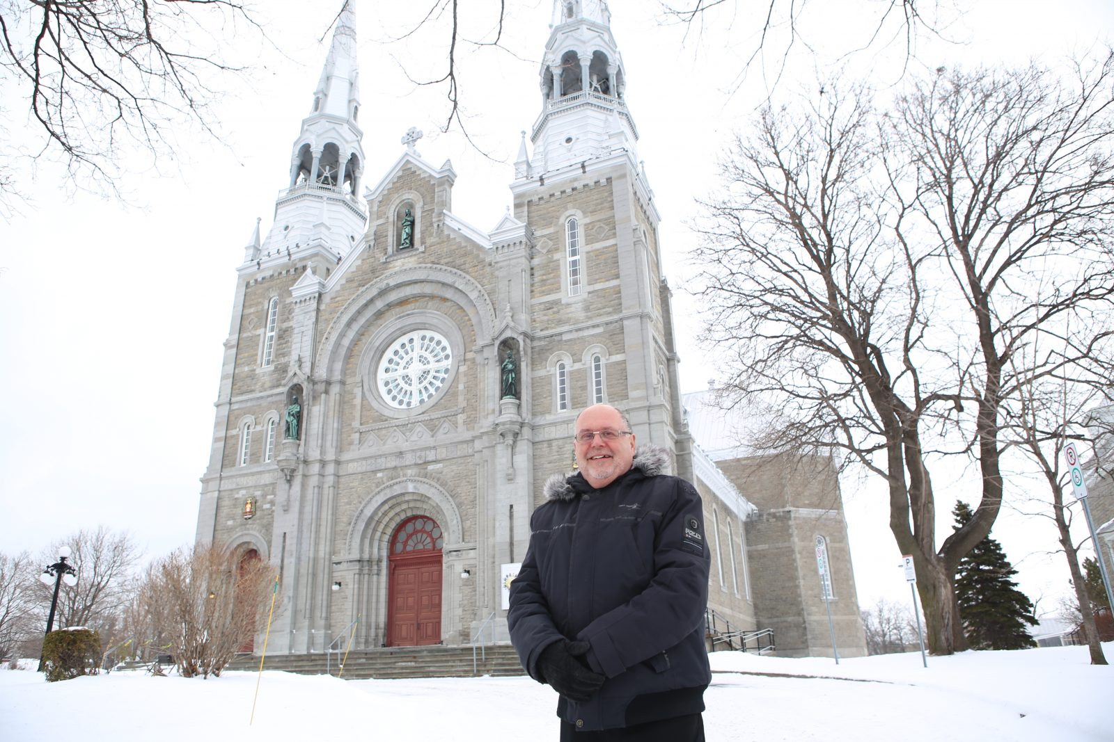 Mario Desrosiers est le nouveau curé de l’Unité pastorale Sainte-Marguerite-d’Youville: un père qui est aussi… grand-père!