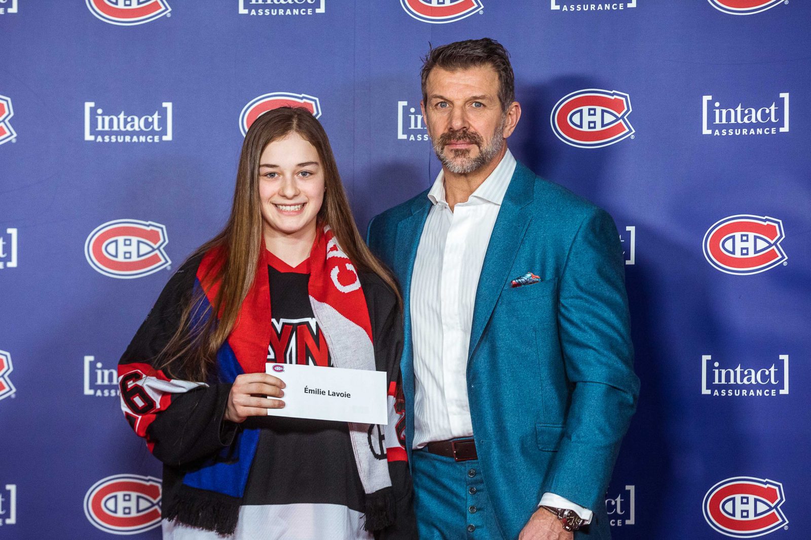 Une étudiante et hockeyeuse du cégep Édouard-Montpetit reçoit une bourse des Canadiens de Montréal