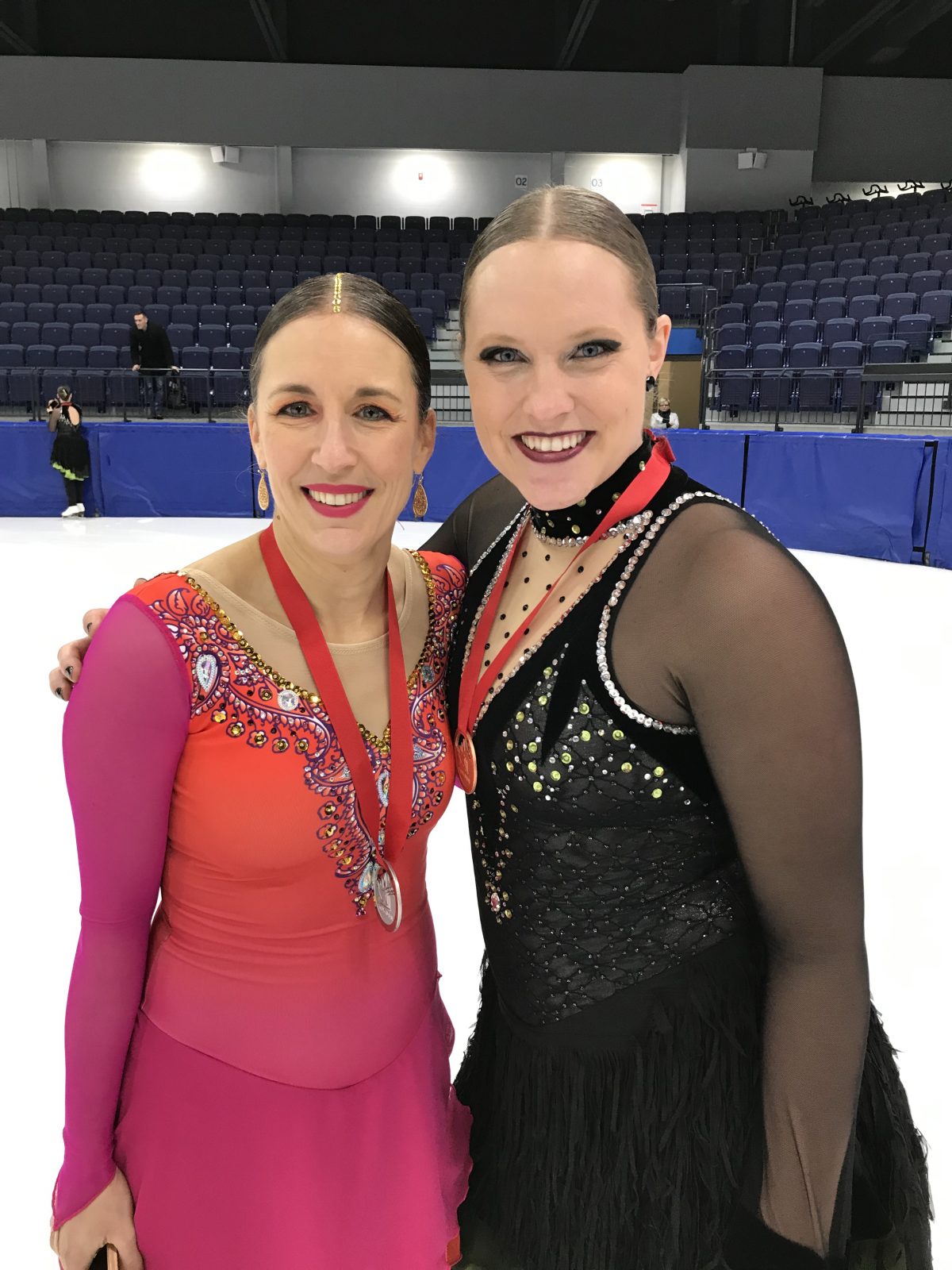 Deux enseignantes de l’école l’Arpège montent sur le podium aux Championnats provinciaux de patinage artistique synchronisé