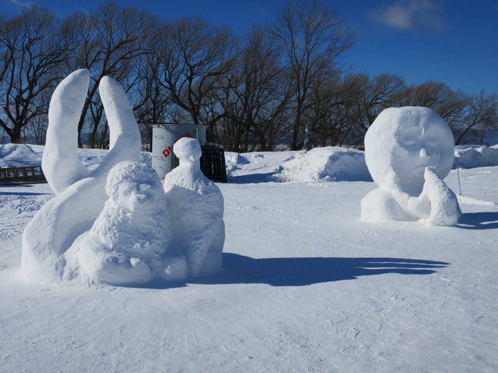 Des élèves de la concentration Arts plastiques de l’école secondaire Jacques-Rousseau participent à une compétition de sculpture sur neige