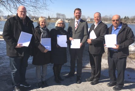 Xavier Barsalou-Duval et quatre maires de la région déposent conjointement une demande de restriction sur la rivière Richelieu
