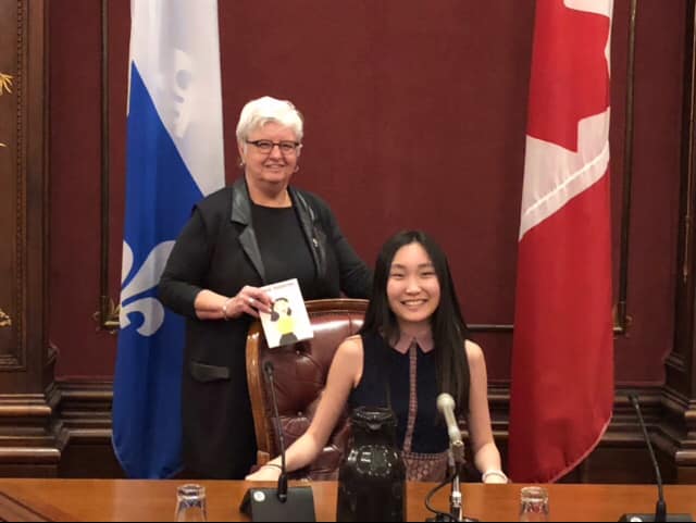 La député de Verchères félicite une jeune auteure de 16 ans de Sainte-Julie à l’Assemblée nationale
