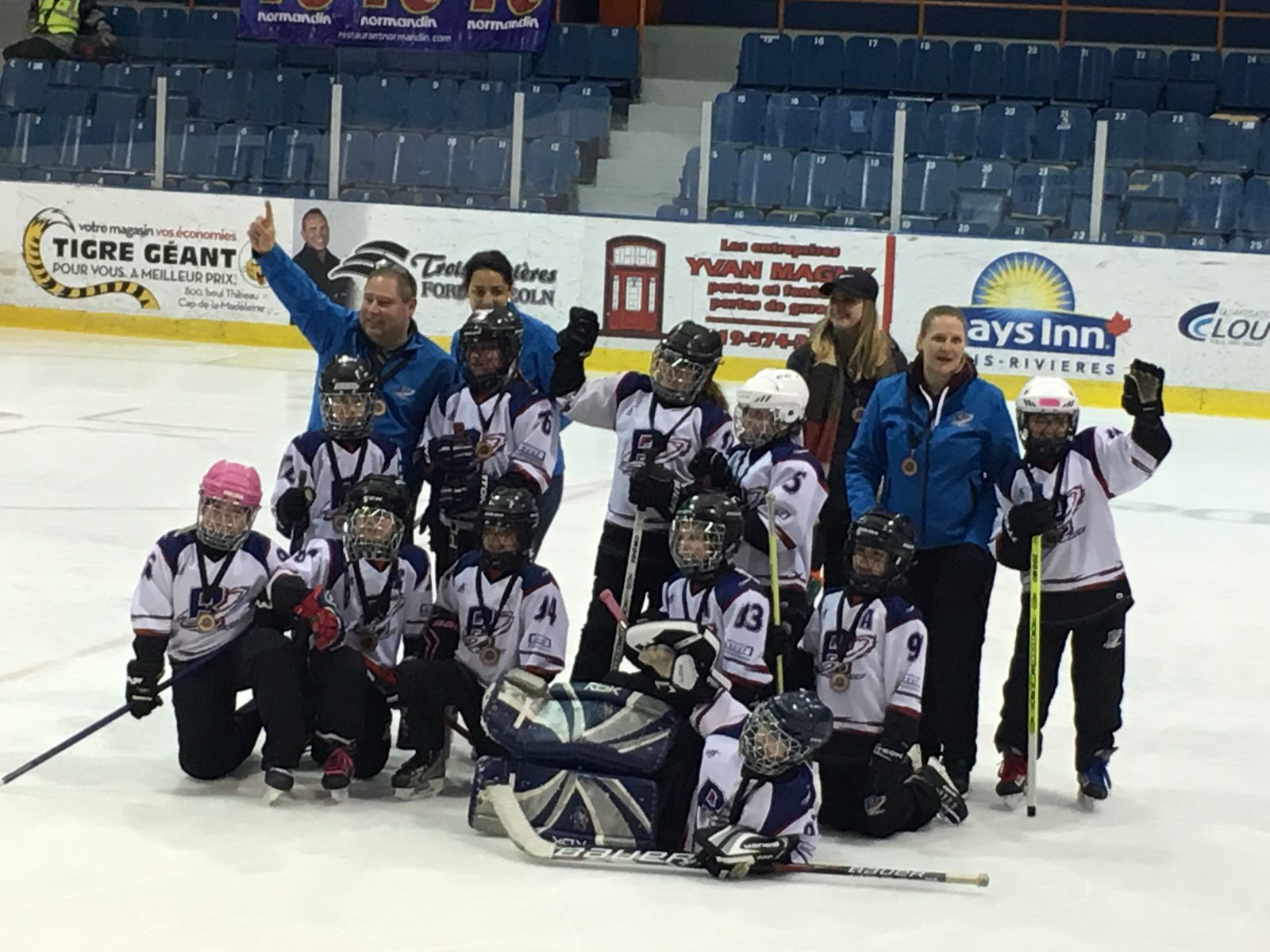Les filles du Novice B de Boucherville remportent le bronze au tournoi Festival C de Trois-Rivières