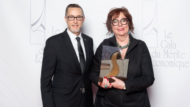 Une femme d’exception reçoit le Prix Grand bâtisseur lors du Gala du mérite économique