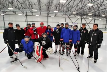 Des Français venus apprendre le hockey à Varennes