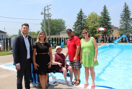 Une chaise pour personnes à mobilité réduite à la piscine municipale de Contrecoeur