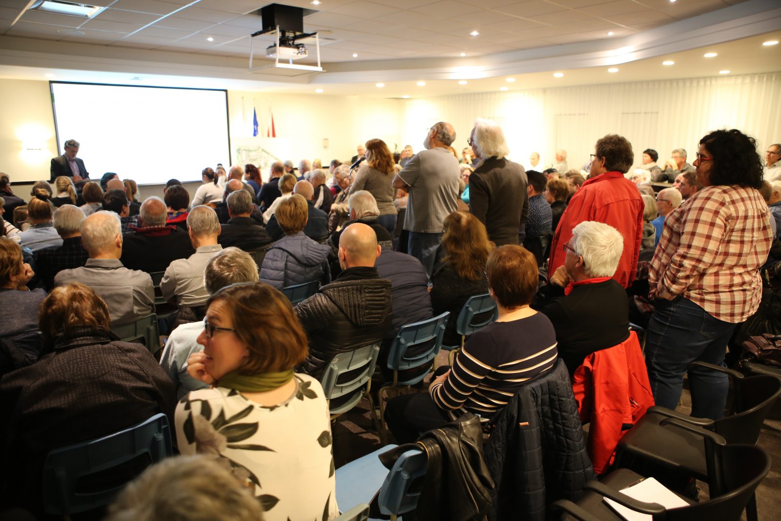 Projet District Sainte-Julie: les citoyens réagissent en grand nombre lors de la période de questions