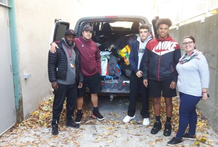 Des jeunes athlètes du collège Charles-Lemoyne font une collecte de vêtements pour l’Abri de la Rive-Sud