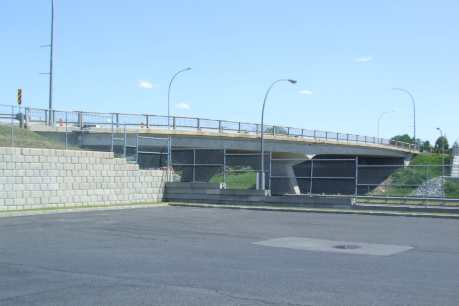 La réfection du pont d’étagement du boulevard De Montarville au-dessus de la route 132 à Boucherville en pause pour la période hivernale