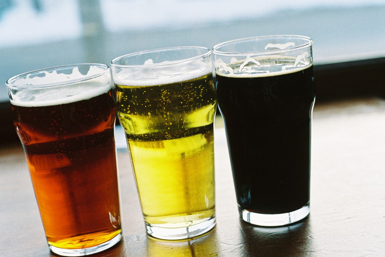 Des milliers de litres de bière périmée: pas de réouverture en vue pour les bars