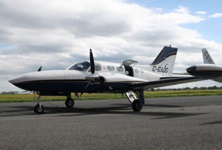 L’ÉNA reçoit un Cessna 421 en don pour ses activités de formation 