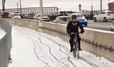 À vélo sur le pont Jacques-Cartier, même en hiver