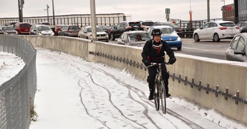 À vélo sur le pont Jacques-Cartier, même en hiver