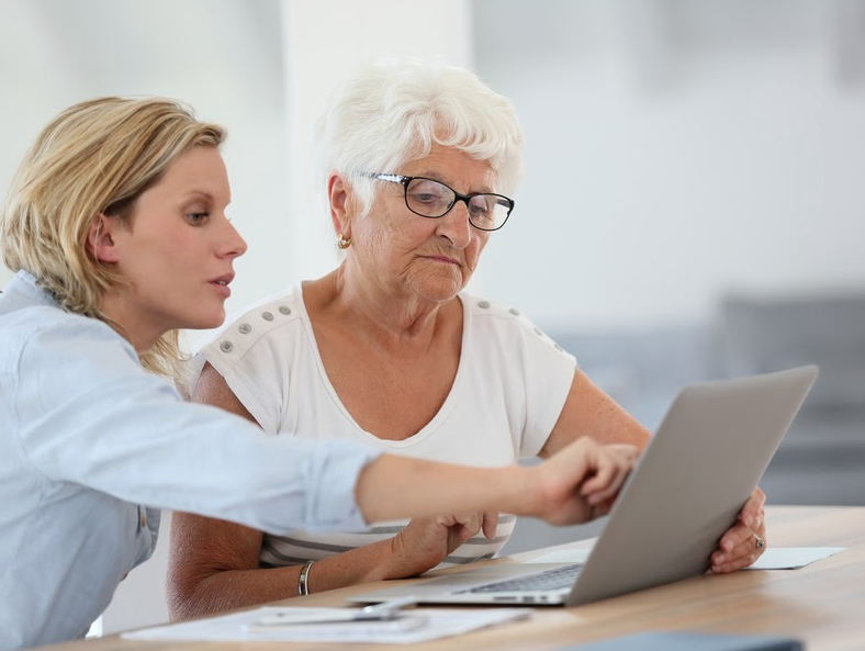 Les proches des personnes aînées sont encouragés à offrir leur soutien pour la prise de rendez-vous en ligne