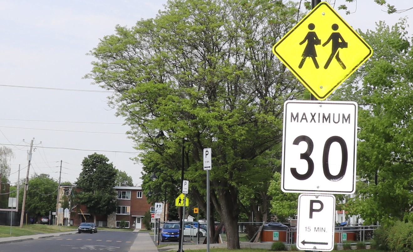 La limite de vitesse sera abaissée à 30 km/h en tout temps près des écoles et des parcs