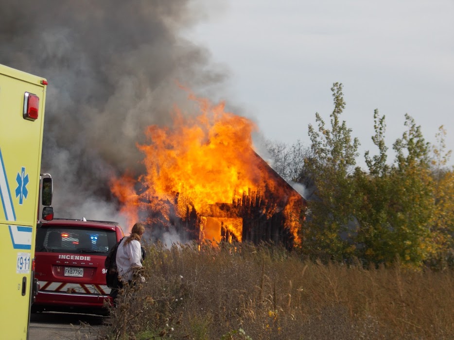 Le feu ravage une grange et de la machinerie agricole sur le rang Lustucru