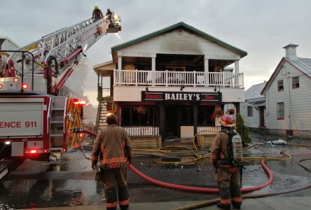 Les pompiers interviennent suite à un incendie au restaurant Bailey's de Contrecoeur