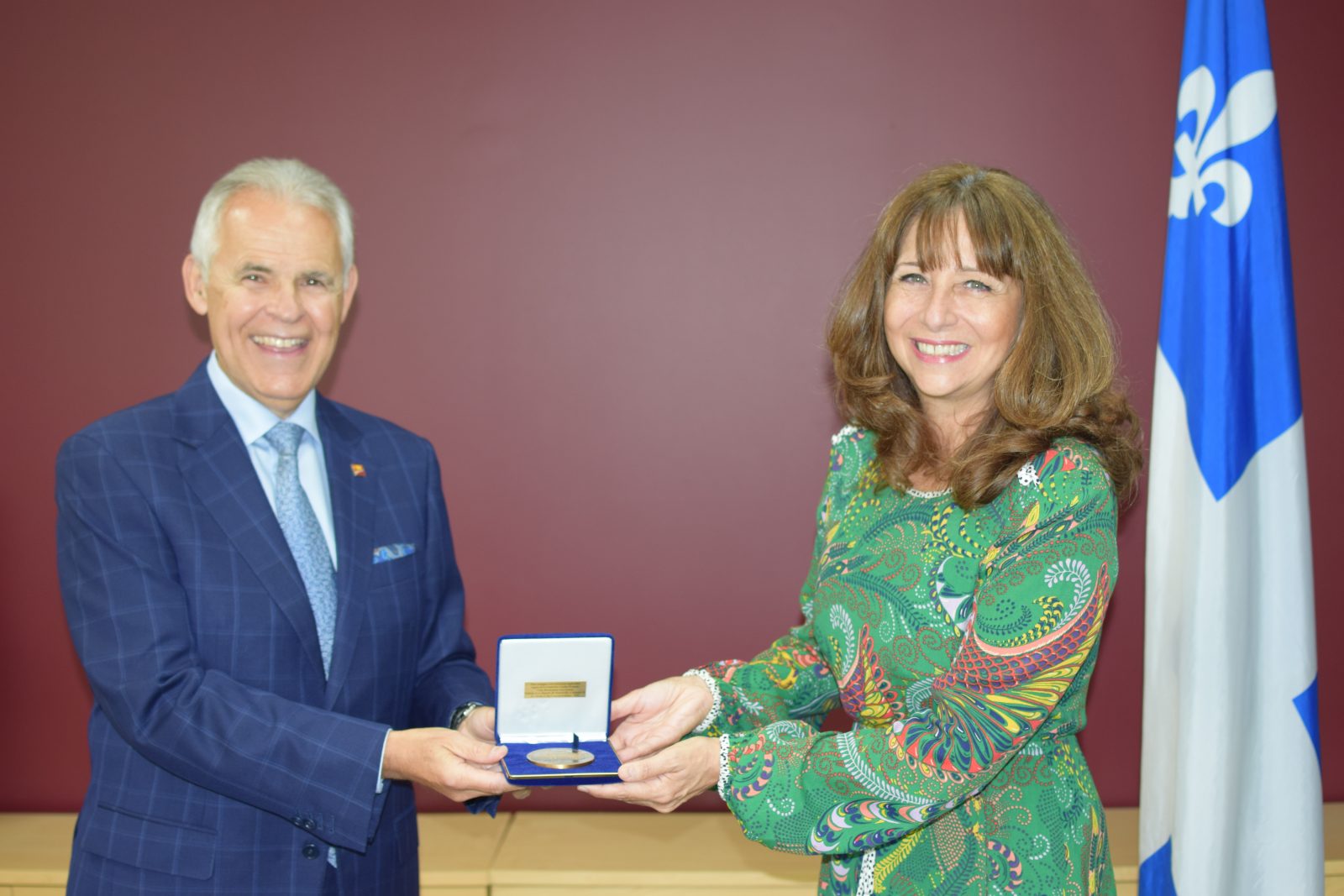 Nathalie Roy remet la Médaille de l’Assemblée à Sylvain Vinet