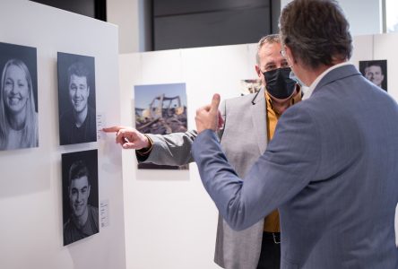 Exposition de photos en hommage aux pompiers à la bibliothèque de Varennes