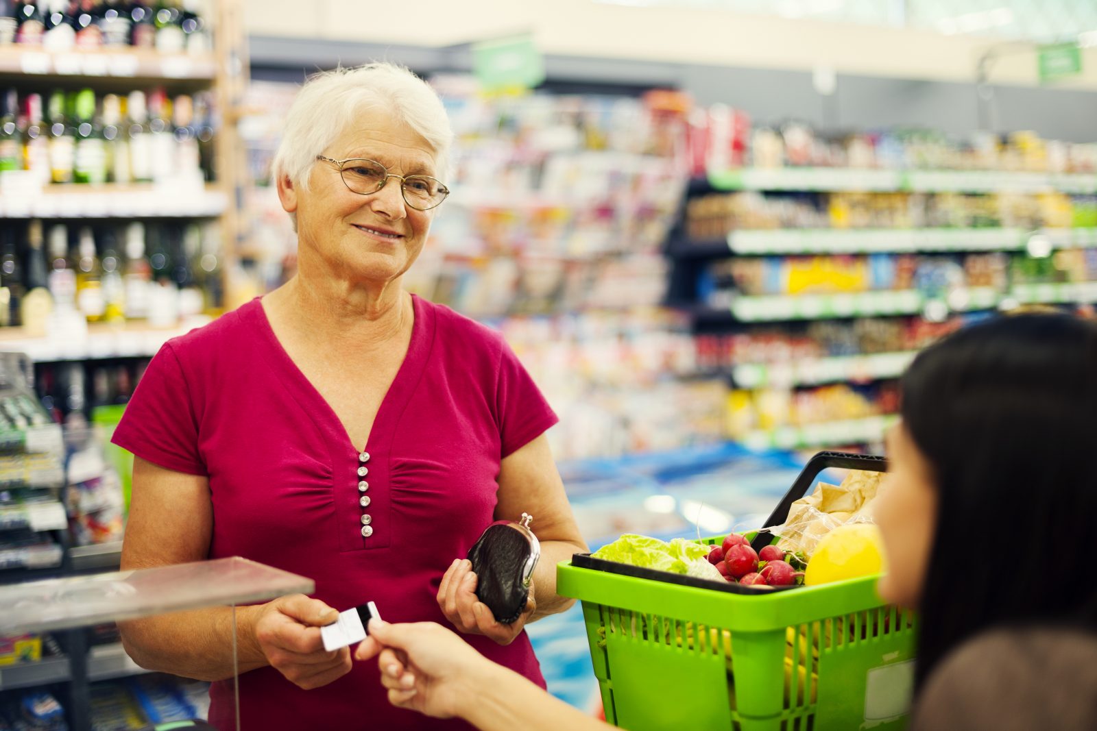 Des files d’attente lente aux caisses des supermarchés pour les aînés