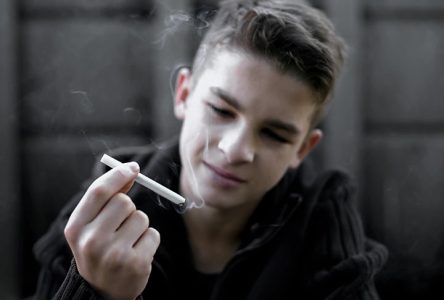 La cigarette étonnamment encore présente chez les jeunes