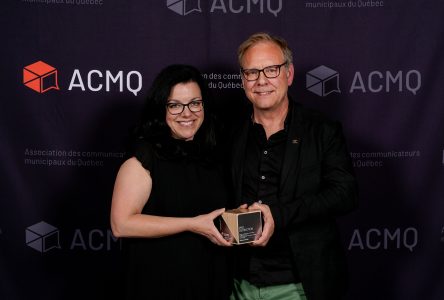 Pierre-Guy Dallaire, directeur des communications de la Ville de Varennes reçoit le Prix distinction de l’ACMQ