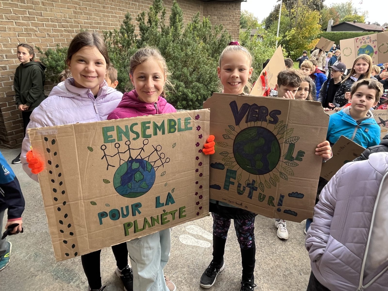 Les élèves de l’école De La Broquerie marchent pour l’environnement