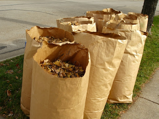 Finis les sacs de plastique pour les feuilles mortes à Longueuil