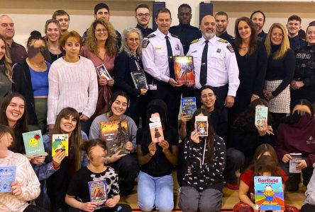 Les policiers offrent plus de 700 livres au Centre Jeunesse de la Montérégie